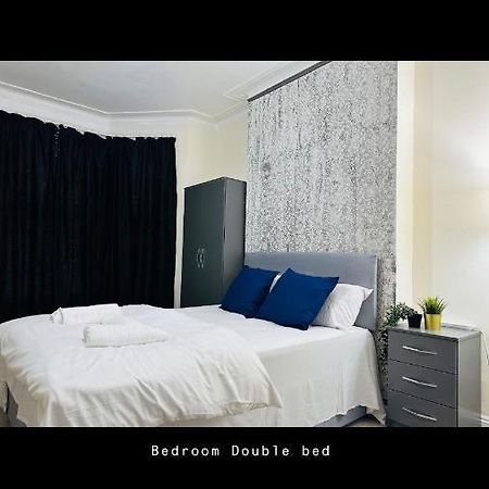 2 Bedroom Double Bed In East Londen Buitenkant foto