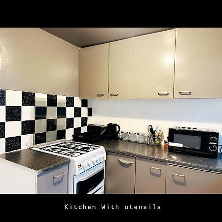 2 Bedroom Double Bed In East Londen Buitenkant foto