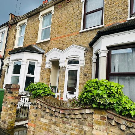 2 Bedroom Double Bed In East Londen Buitenkant foto
