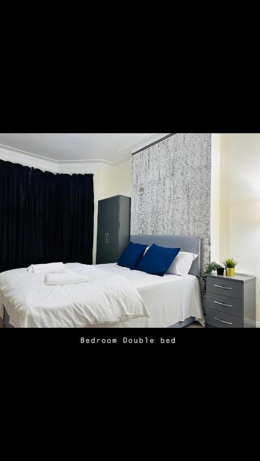 2 Bedroom Double Bed In East Londen Buitenkant foto