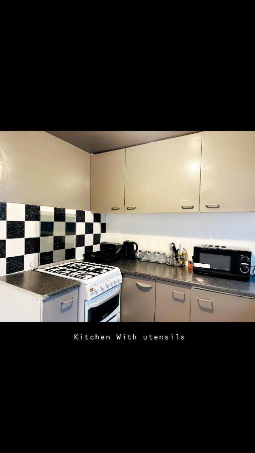 2 Bedroom Double Bed In East Londen Buitenkant foto