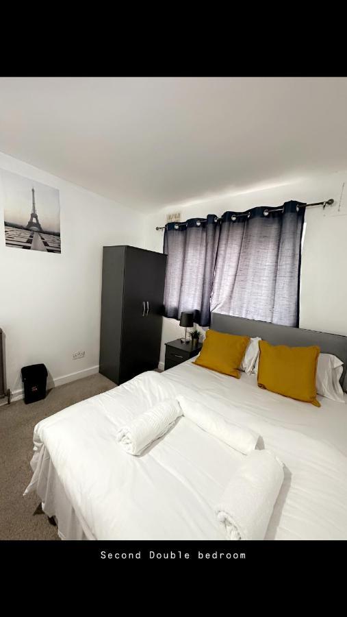 2 Bedroom Double Bed In East Londen Buitenkant foto