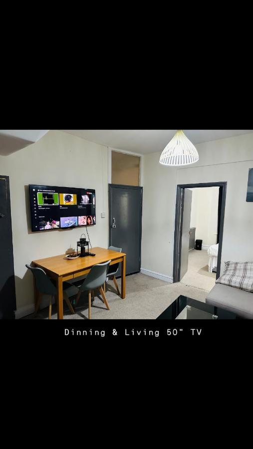 2 Bedroom Double Bed In East Londen Buitenkant foto